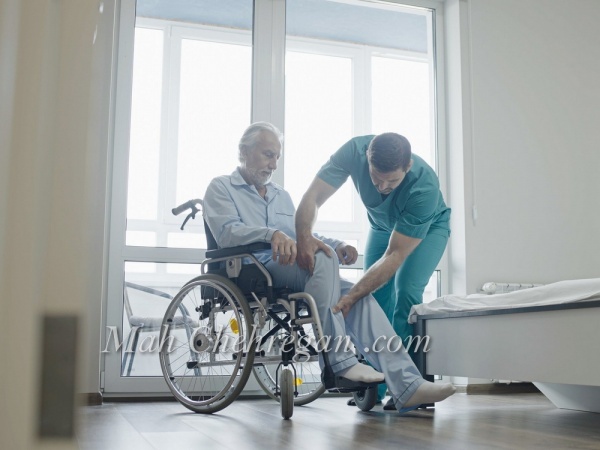 پرستار سالمند در منزل و خدمات نگهداری